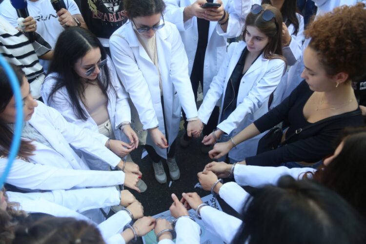 “Si të mjekojmë kështu!?” Studentët vendosin pranga para Ministrisë