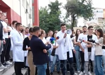 Studentët e mjekësisë në protestë: Mos njollosni bluzat e bardha…