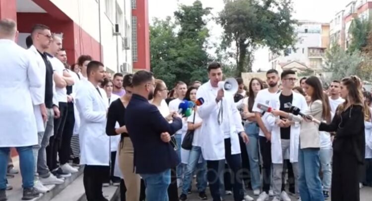 Studentët e mjekësisë në protestë: Mos njollosni bluzat e bardha…