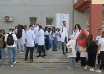 Studentët e mjekësisë protestojnë, iu bashkohen edhe vitet e para