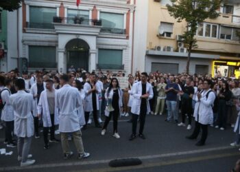 “Morëm garanci…”, studentët e mjekësisë rikthehen në auditore