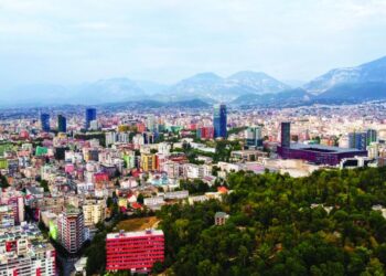 Taksa e banesës, faturat e ujit në Tiranë shkojnë deri 76% më shumë