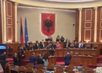 Bllokuan seancën, përjashtohen për 10 ditë nga Kuvendi 8 deputetë