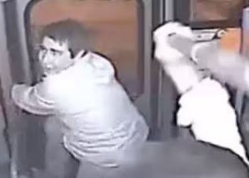 Burri tenton t’i vjedhë çantën gruas në autobus por e pëson keq