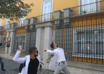 Studentët godasin me vezë Ministrinë e Arsimit, djegin manekinin…