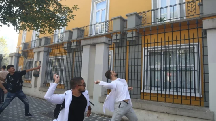 Studentët godasin me vezë Ministrinë e Arsimit, djegin manekinin…