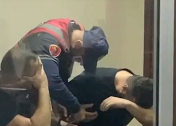 Seanca për përdhunimin e 26-vjeçares, të rinjtë kokulur në Gjykatë (VIDEO)