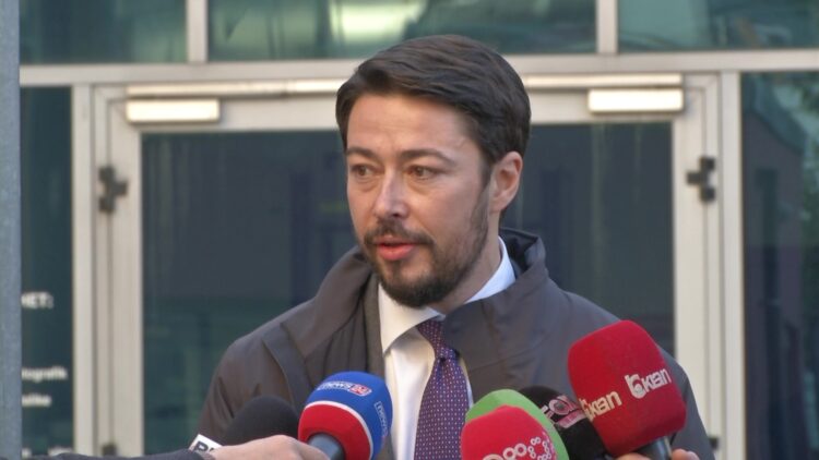 GJKKO caktoi Simonin si avokat, Shkëlzen Berisha: Më mirë Balla…