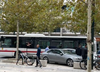 Aksidenti në mes të Vlorës, urbani përplaset me një automjet