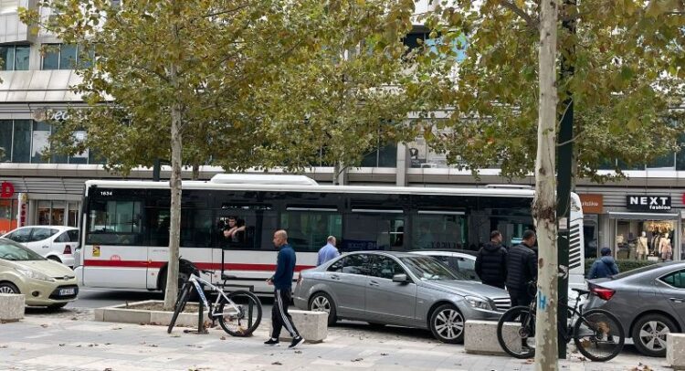 Aksidenti në mes të Vlorës, urbani përplaset me një automjet