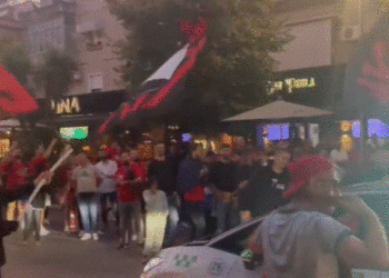Me këngë dhe flamuj, tifozët “ndezin” kryeqytetin (VIDEO)
