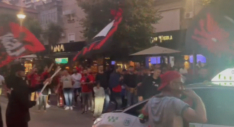 Me këngë dhe flamuj, tifozët “ndezin” kryeqytetin (VIDEO)