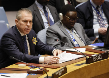 Ambasadori izraelit kritikohet për veshjen e yllit të verdhë në OKB