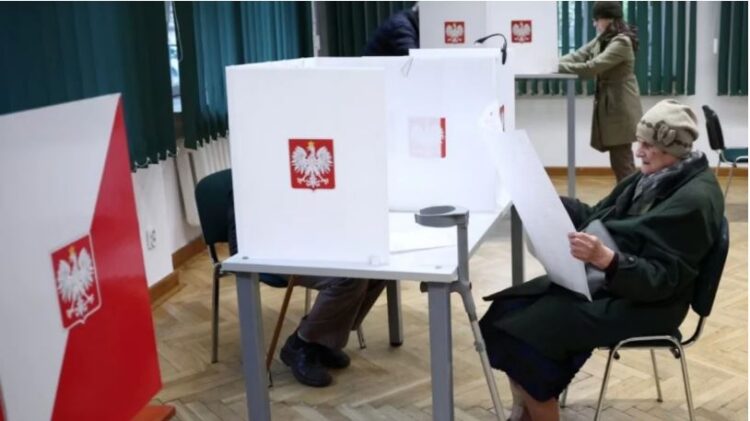 Poloni, partia në pushtet dhe opozita pretendojnë fitoren në zgjedhje