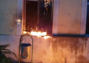 Merr flakë banesa në Lezhë, familjarët e vënë zjarrin nën kontroll