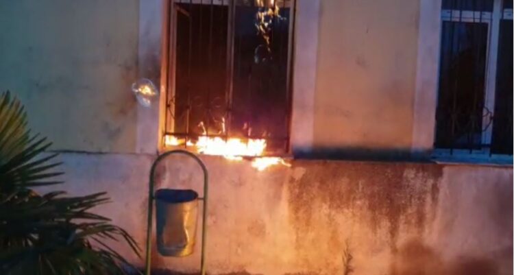 Merr flakë banesa në Lezhë, familjarët e vënë zjarrin nën kontroll