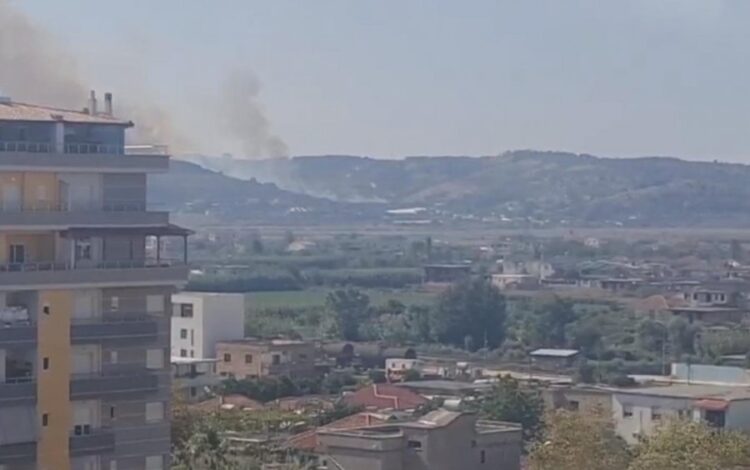 Shtohet një vatër e re zjarri në Fier, rrezikohen stallat e lopëve