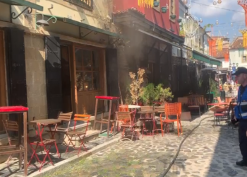 Përfshihet nga flakët lokali në qendër të pazarit të Korçës