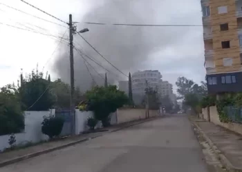 Digjet një banesë në Durrës, tymi mbulon zonën e Plazhit