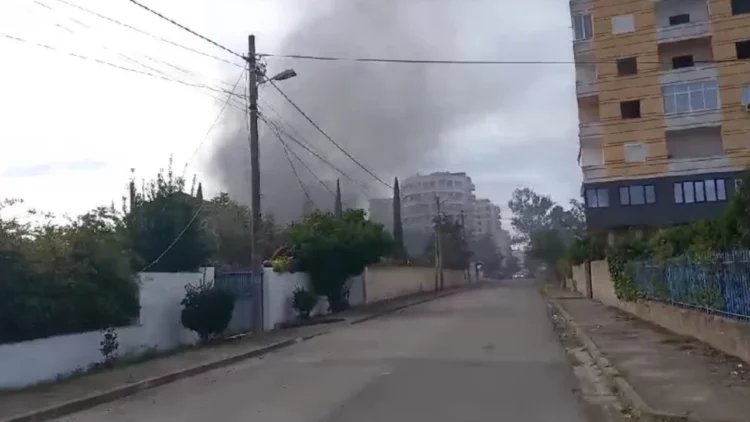 Digjet një banesë në Durrës, tymi mbulon zonën e Plazhit