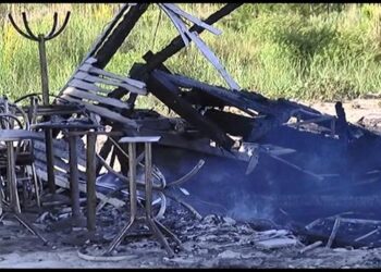 Përfshihet nga flakët lokali në Shëngjin, rrezikohen objekte përreth