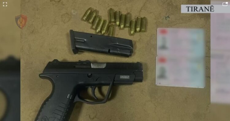 Po qarkullonte me pistoletë në automjet, arrestohet 40-vjeçari (EMRI)