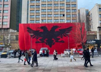 Festat e Nëntorit/ Prishtina “skuqet” nga flamuri shqiptar