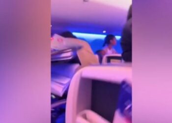 Hapi derën e emergjencës, pasagjerët braktisin të tmerruar avionin