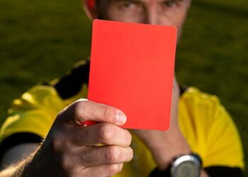 Ndryshime të mëdha në futboll, në lojë futet kartoni portokalli