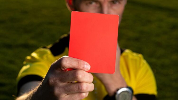 Ndryshime të mëdha në futboll, në lojë futet kartoni portokalli