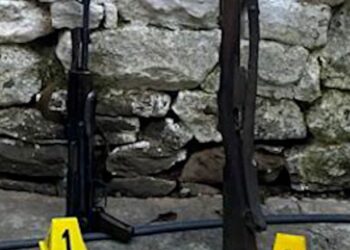 Me armë zjarri dhe municion në banesë, shpallet në kërkim 51-vjeçari