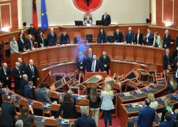 Kaosi në seancë/ Policia e Tiranës mbërrin në Parlament