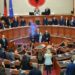 Kaosi në seancë/ Policia e Tiranës mbërrin në Parlament
