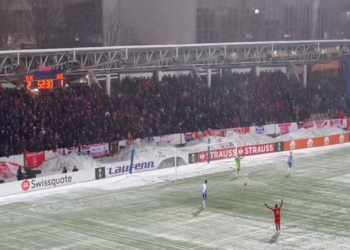 Arbitri shqiptar ndërpret ndeshja e Conference League, tifozët…