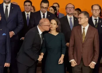 Tentoi të puthte në buzë homologen gjermane, “kryqëzohet” ministri kroat