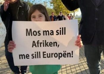 “Mos ma sill Afrikën, më sill Europën”, protesta e parë kundër kampeve të refugjatëve