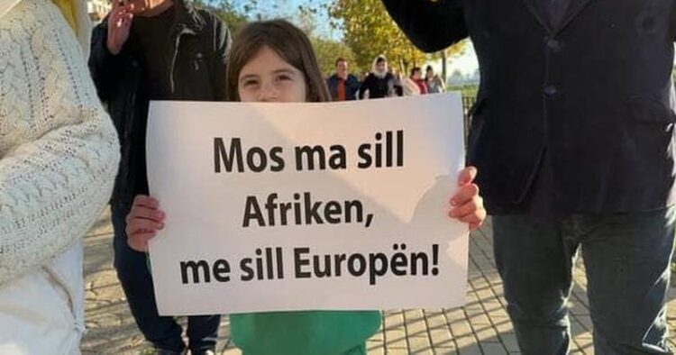 “Mos ma sill Afrikën, më sill Europën”, protesta e parë kundër kampeve të refugjatëve