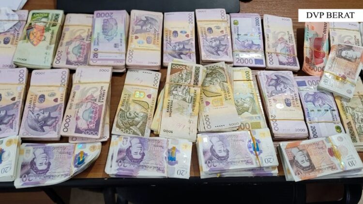 Iu kapën mijëra paund e miliona lekë, arrestohen 2 të rinj në Kuçovë