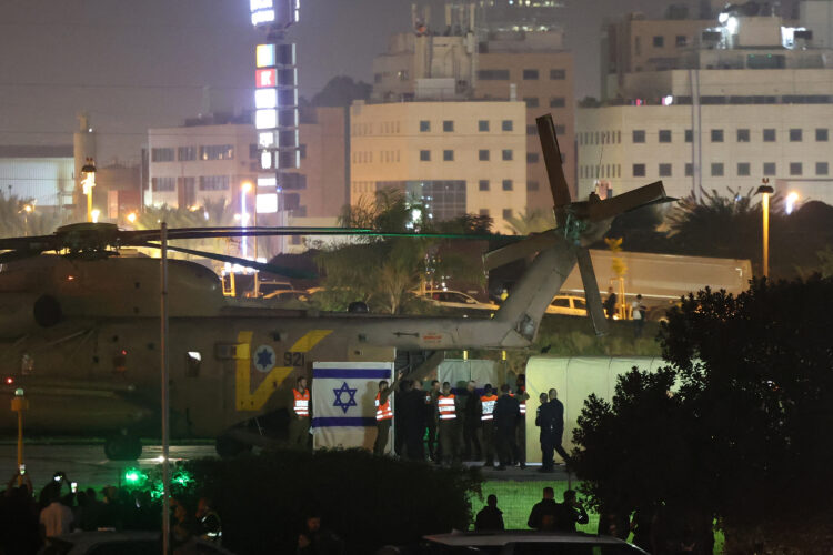 Lirohen pengjet izraelite, mes lotësh bashkohen me familjarët