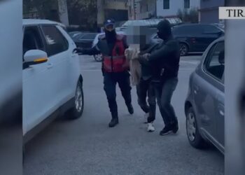 “Tempulli”/ Shisnin kokainë pranë Piramidës, arrestohen 3 të rinjtë