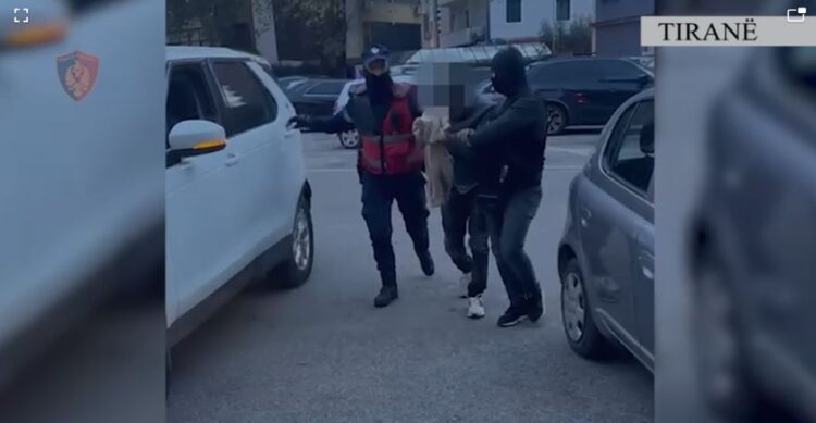 “Tempulli”/ Shisnin kokainë pranë Piramidës, arrestohen 3 të rinjtë