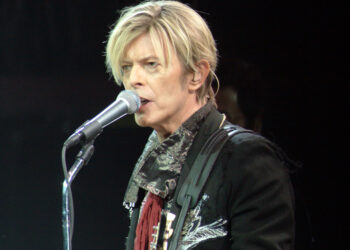 Çmim marramendës/ Teksti i shkruar me dorë nga David Bowie në ankand