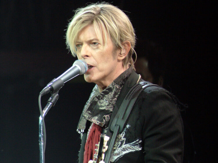 Çmim marramendës/ Teksti i shkruar me dorë nga David Bowie në ankand