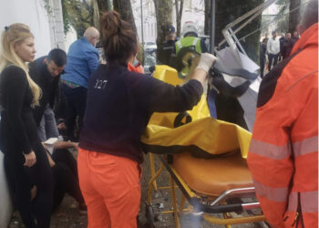 Përplasi çiftin e të rinjve, dalin pamjet nga aksidenti i frikshëm (VIDEO)