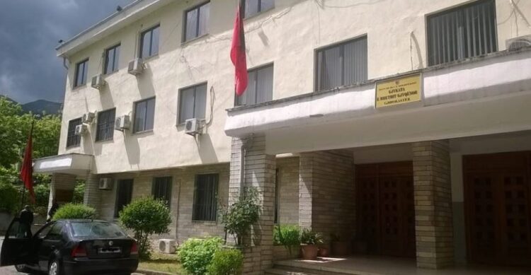 Ngacmoi të miturën 14-vjeçare, Gjykata lë në burg shoferin e furgonit