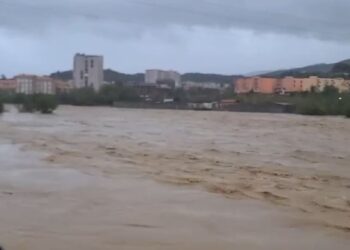 Reshjet në Lezhë, banesat rrezikojnë përmbytjen, ndërpritet energjia