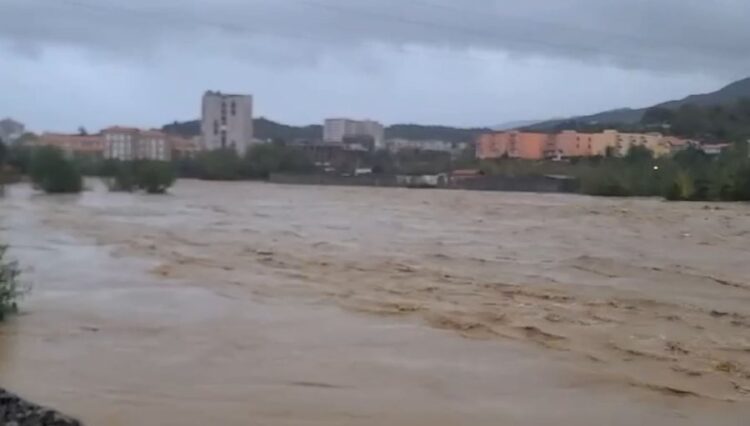Reshjet në Lezhë, banesat rrezikojnë përmbytjen, ndërpritet energjia