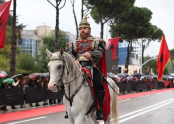 Flamuj dhe motorë, foto nga “Parada e Shqiptarëve” në Tiranë