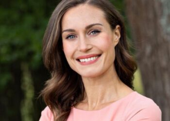 Larg politikës, ish-kryeministrja e Finlandës poston pozat me bikini