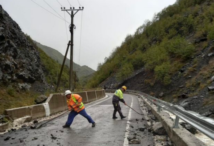 Moti i keq, mbi 15 mijë abonentë pa energji. Si paraqitet situata me rrugët